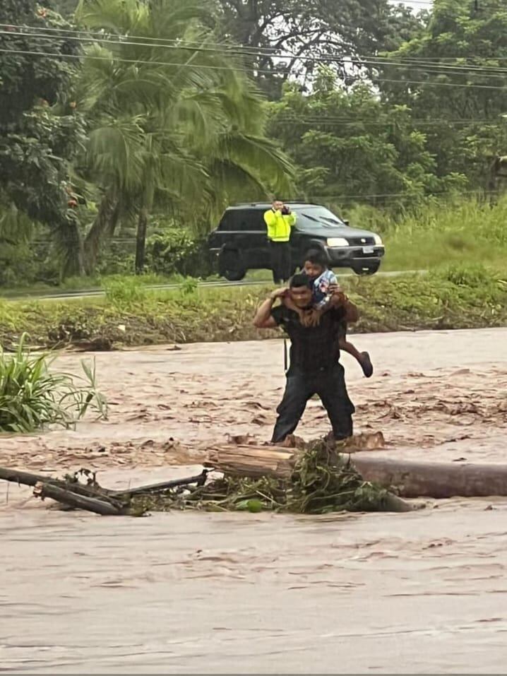 En Abrojo de Corredores, frontera sur del país varios oficiales de la Fuerza Pública hicieron una cadena para ayudar a las personas salir de sus casas y también llevar a los niños a sitios seguros.  Foto: Cortesía
