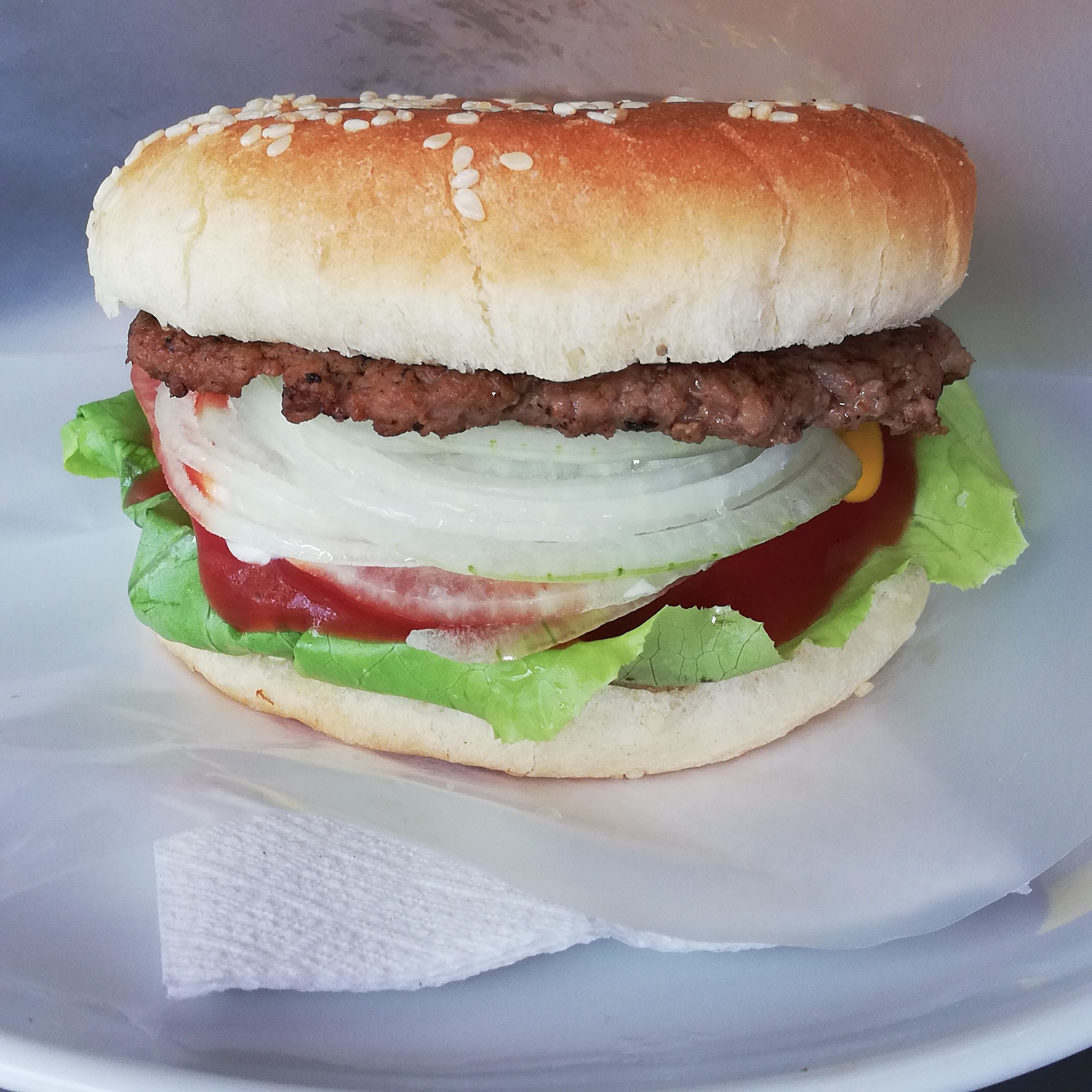 “Hamburguesas Junior’s”  tiene 45 años de vender en una ventanita al costado oeste del parque Central de San José