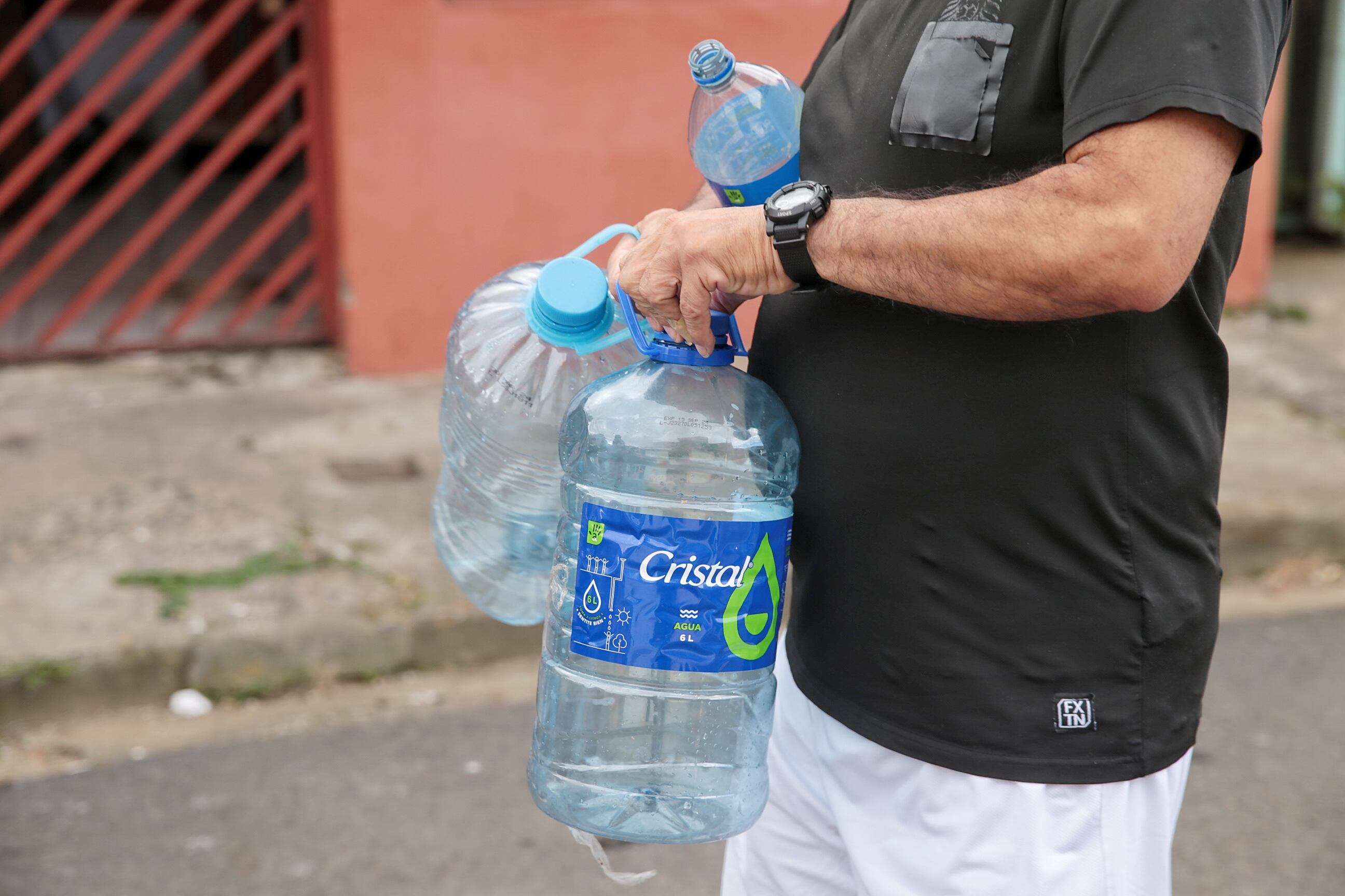 26/01/2024/ Contaminación del agua en Tibás, Moravia Guadalupe afecta a vecinos y comercio, funcionarios del A&A suministran agua en Calle Blancos / foto John Durán