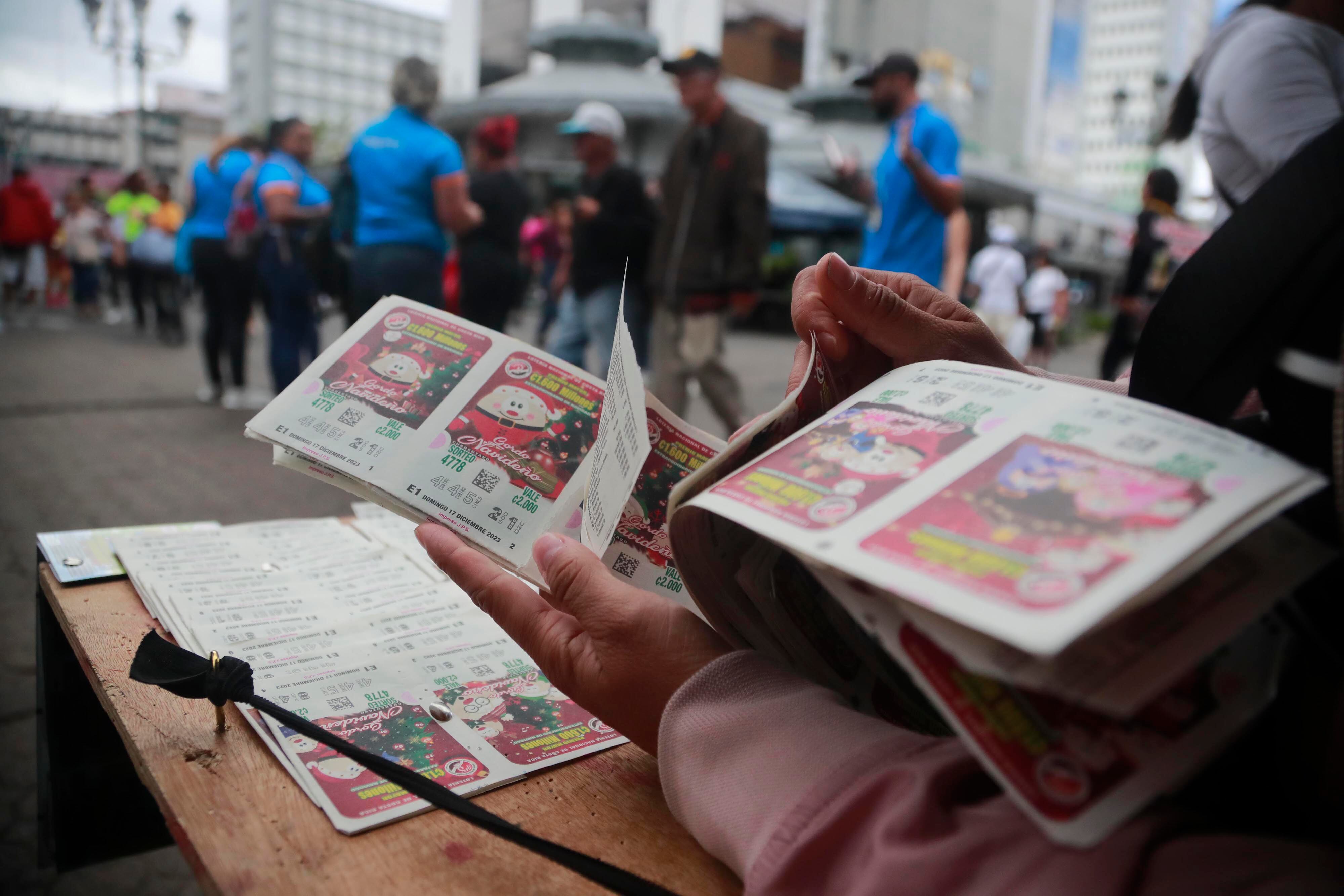 06/12/2023 San José. Vendedores de lotería aseguran que la venta de Navideña o Gordo navideño, como se le conoce, está muy mala.