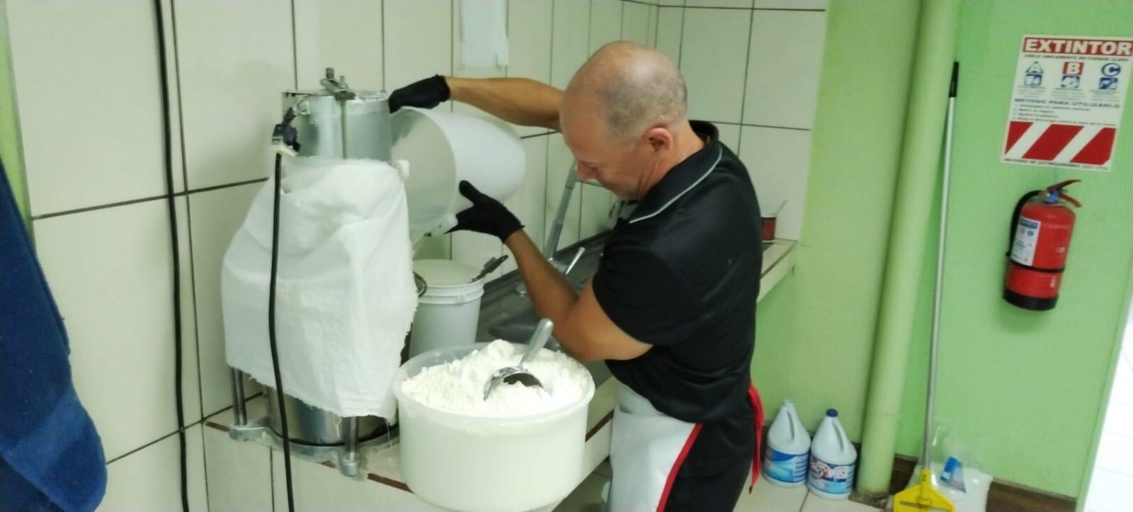 El pasado martes 28 de marzo, como a las 11 de la mañana, el tallercito de hostias de la Conferencia Episcopal nos abrió sus puertas para que pudiéramos compartir con ellos justo en una época cargaditica de trabajo, los días antes de Semana Santa. En la foto, Alejandro Hidalgo, un desamparadeño que tiene 23 años de experiencia haciendo hostias