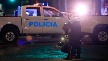 Conductor de buggy se encuentra en fuga luego de matar a hombre y herir a amigos