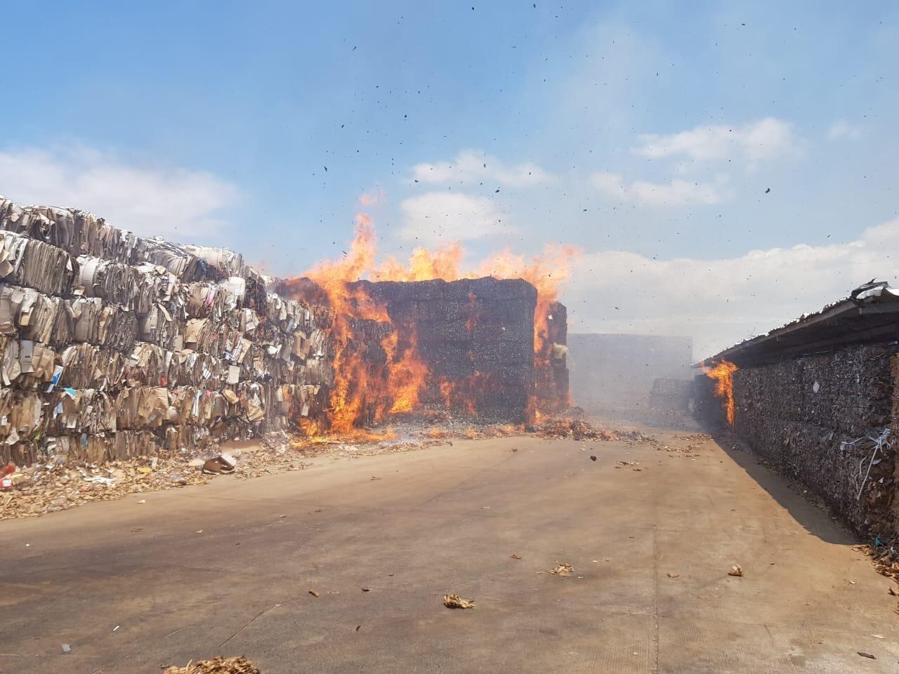 Incendio en bodega abierta en Alajuela. foto cortesía.