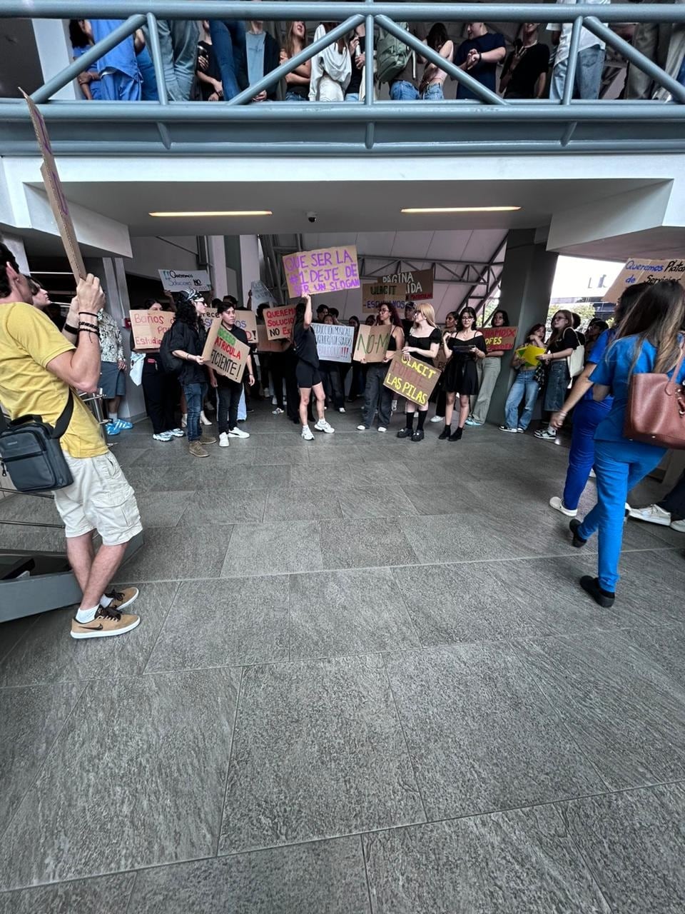 Estudiantes de la Ulacit se manifestaron el 8 de julio del 2024 contra la institución reclamando mejores condiciones para estudiar