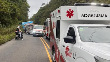 Mujer muere tras violento choque entre camión y carro en Cartago