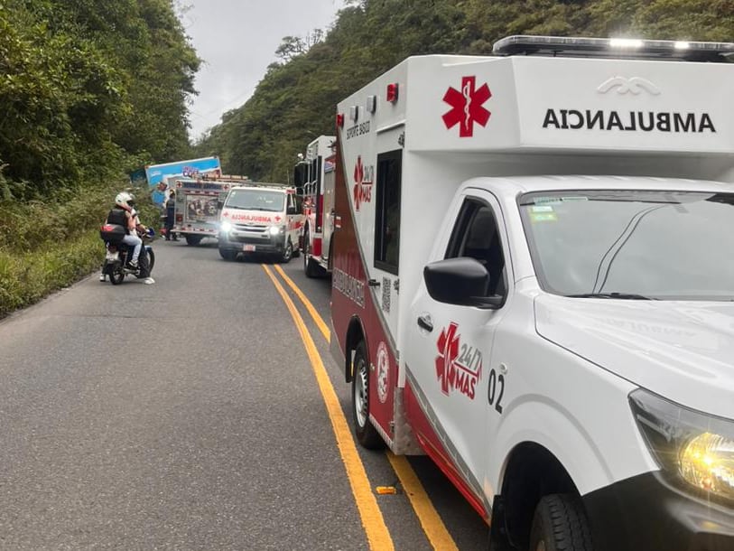 Las autoridades confirmaron que una de las víctimas del choque en la Interamericana Sur falleció. Foto: Rescate Urbano