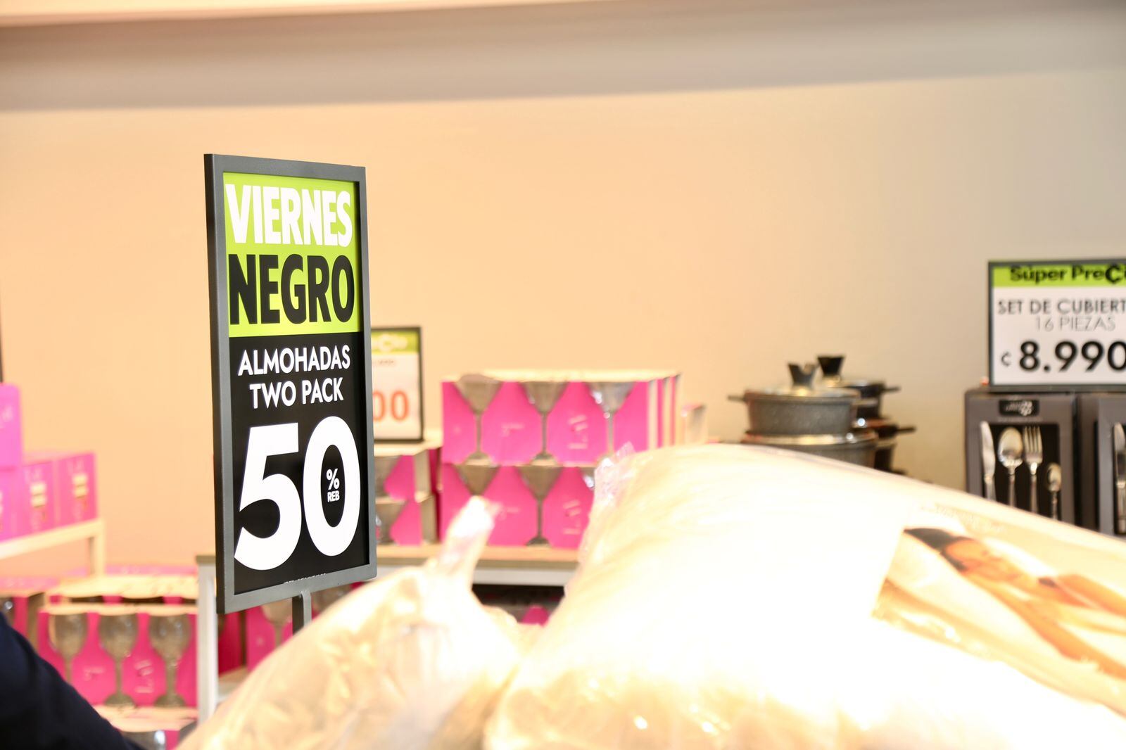 El Ministerio de Economía (MEIC) confirma que, durante el pasado viernes 24 de noviembre, Viernes Negro, visitó y vigiló 121 comercios, comprobando que más de la mitad (66 en total), se quedaron en el examen de buenas prácticas