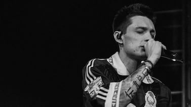 Gesto de Peso Pluma con una fan provoca abucheos y desata debate en redes sociales