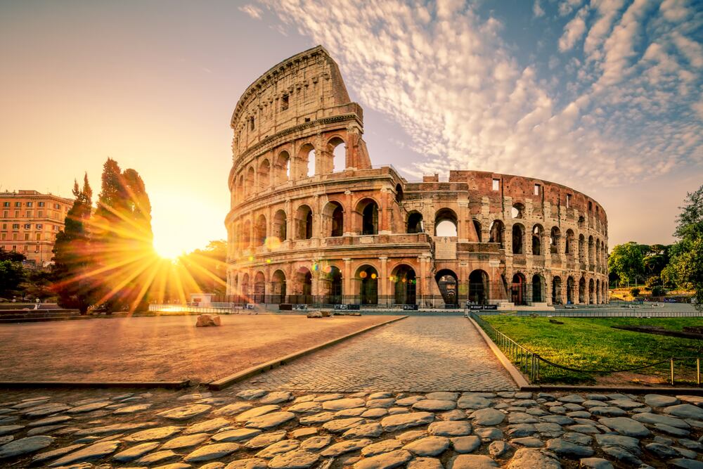 Amanecer en el coliseo romano