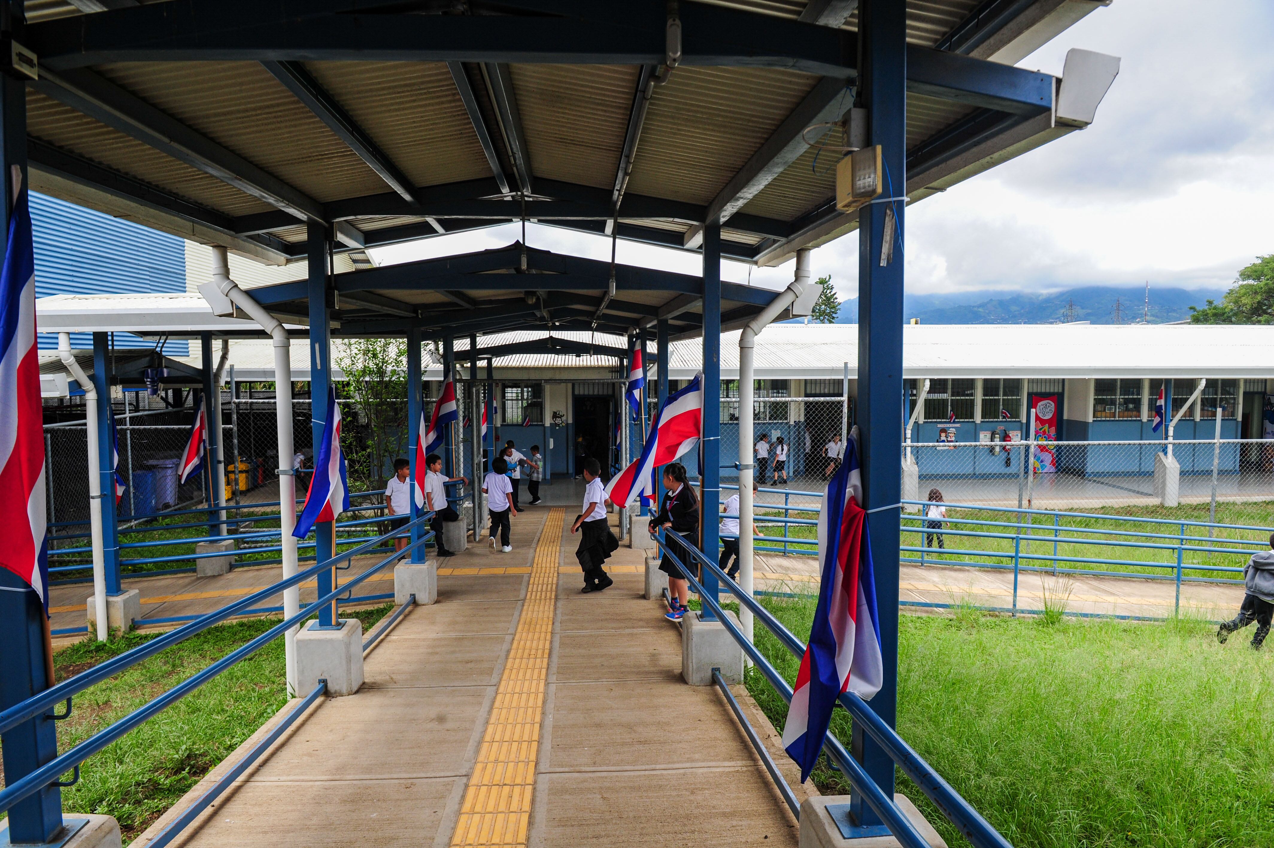 Colima de Tibás. Escuela Rafael Vargas Quirós, instalaciones nuevas contiguo a la planta del ICE, la antigua escuela se encontrabá en los terrenos donde pasa la circunvalación norte. Fue construida nueva gracias al dinero que prestó el BCIE para la Circunvalación Norte.