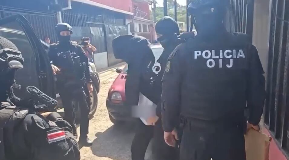 Un sujeto de apellido Mendieta, de 32 años, es sospechoso de integran banda que asaltaba a traileros, el OIJ lo detuvo en Alajuela, el jueves 16 de julio del 2026. Foto: Captura de video OIJ