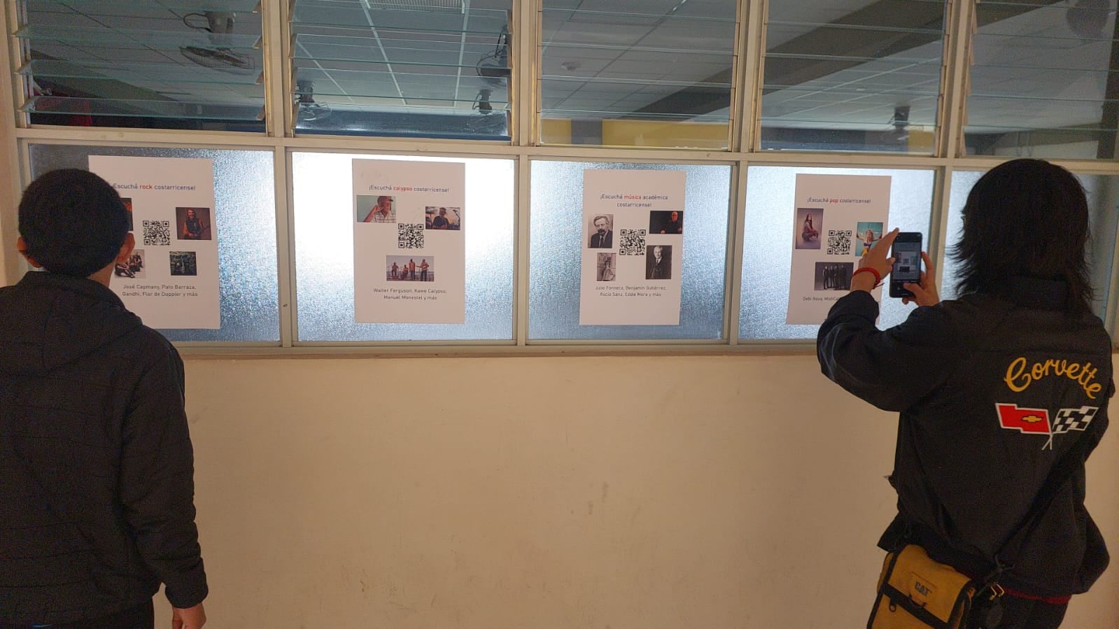El profesor de música Luis Segura colocó ocho afiches con artistas costarricenses de distintos géneros y les puso códigos QR para que los estudiantes del Liceo Académico de Cascajal puedan conocer y escuchar su música.