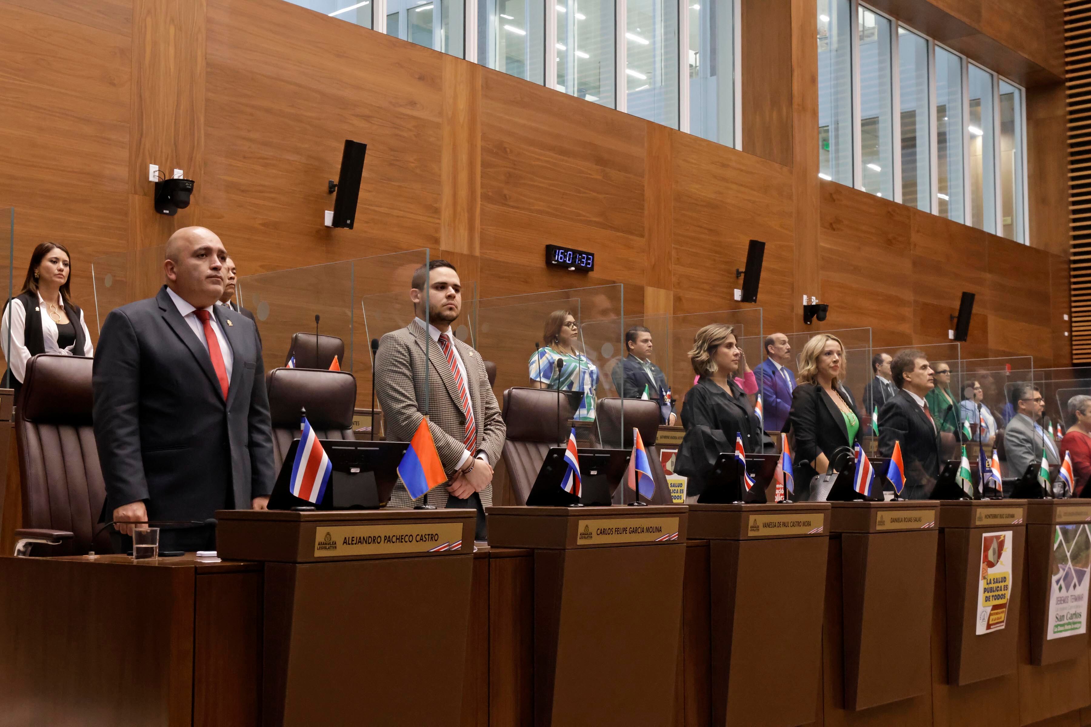 05/10/2023. Asamblea Legislativa. Dipiutados de la Asamblea Legislativa hacen un minuto de silencio por la muerte la noche anterior del agente del OIJ, Jeyner Gómez. Fotos: Mayela López