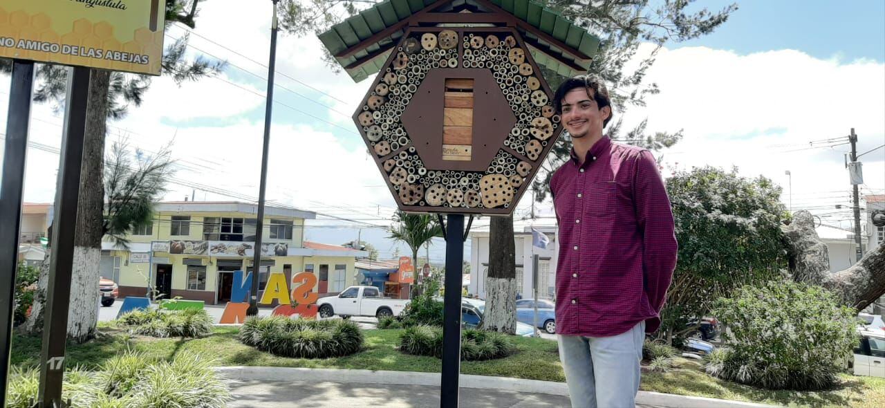 En Costa Rica existen entre 600 y 700 especies de abejas y un poquito más del 90% de estas especies son de abejas independientes (solitarias), es por eso que, buscando proteger a esa gran mayoría que no tiene colmena, nació el programa Cantones Amigos de las Abejas. En la foto, Pablo Gómez, es del cantón de Oreamuno de Cartago