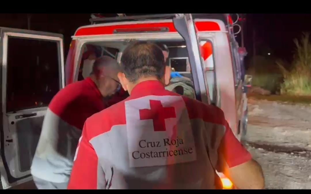 La Cruz Roja Costarricense atendió de emergencia al motociclista en Parrita centro.