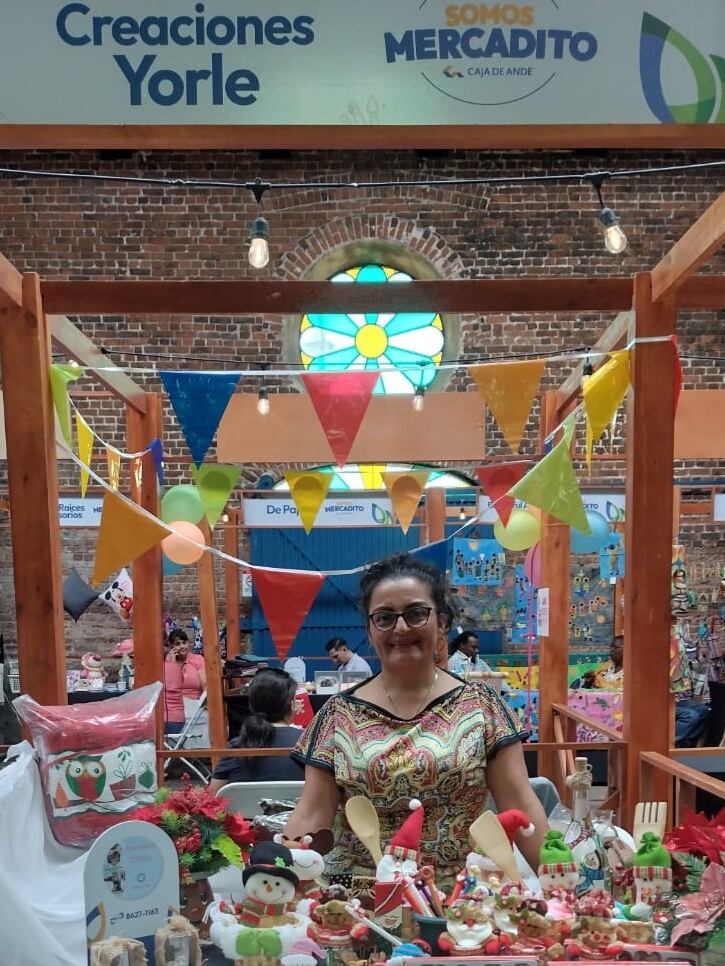 Yorleny Espinoza Ríos sufrió 6 derrames cerebrales entre los 36 y los 43 años. Ahora tiene 54 de edad y desde el 2013 no ha vuelto a sufrir otro quebranto tan grande de salud. Actualmente es cantante, tiene un negocito, guía turística internacional y hace caminatas.