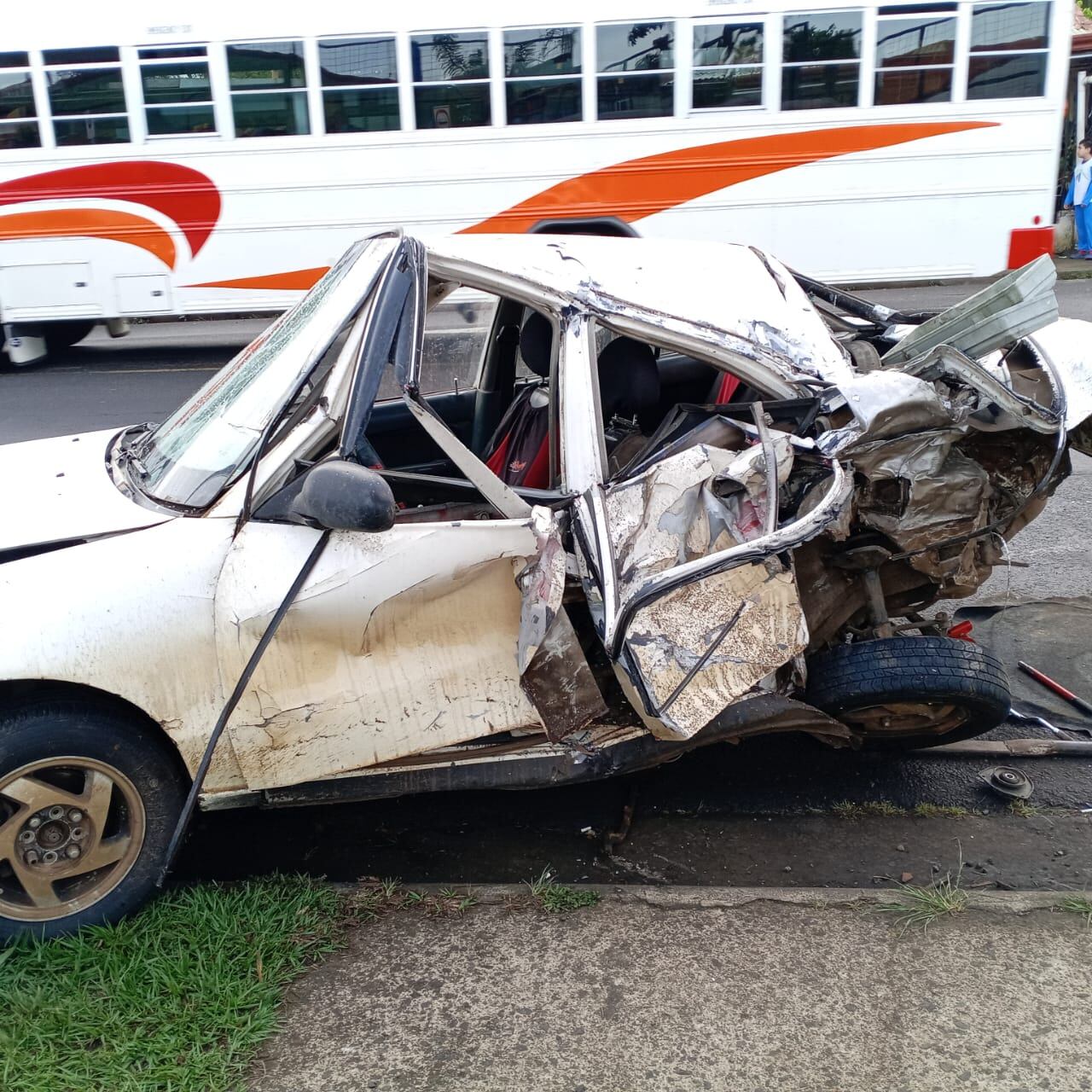 Un fuerte estruendo fue lo que despertó a la familia Valerio la madrugada de este jueves 26 de diciembre en San Pablo de Heredia, cuando salieron se encontraron lo peor. Foto: Cortesía