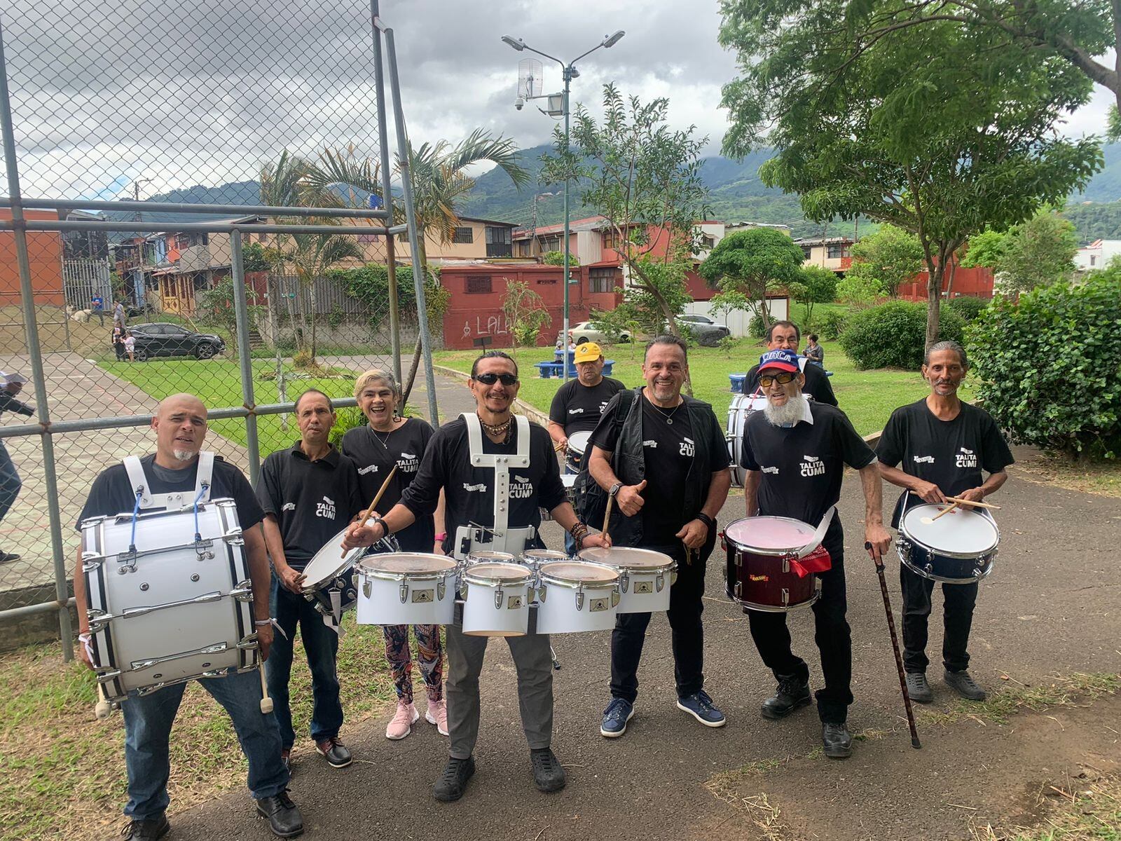 Mauricio Villalobos fundó en el 2017 Chepe se Baña para ayudar a las personas que no tienen hogar y duermen en las calles del país.