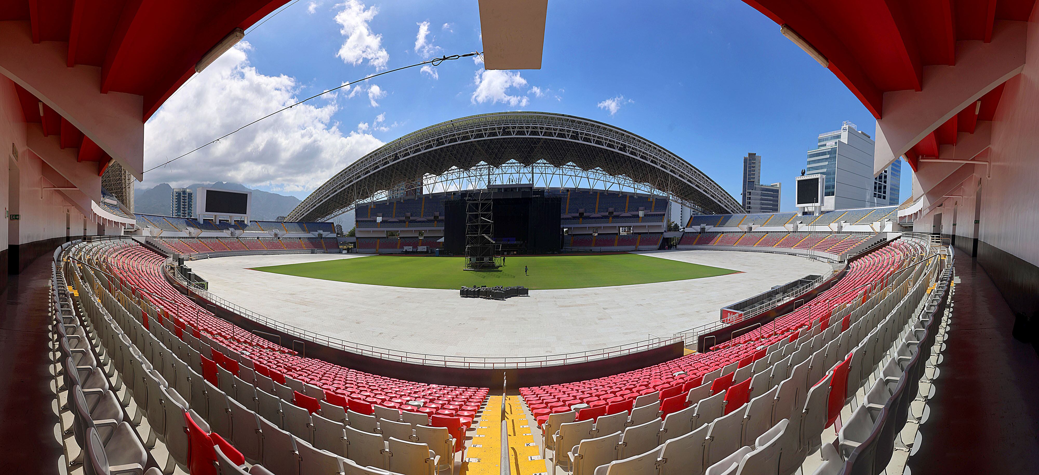 28/02/20224 Estadio Nacional, La Sabana. Montaje de tarima y camerinos de los cantantes Ivy Queen y Don Omar, para sus respectivos conciertos, que también incluye a Ryan Castro, en el Urban Fest del próximo sábado. Foto: Rafael Pacheco Granados