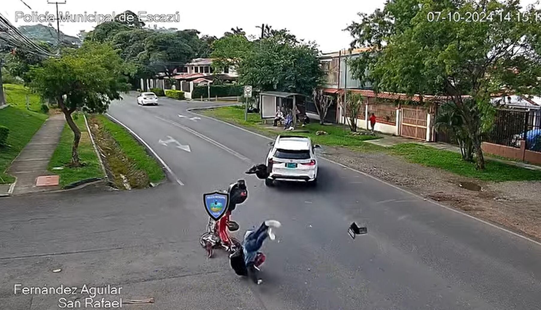 El motociclista sufrió una fractura en una de sus piernas.