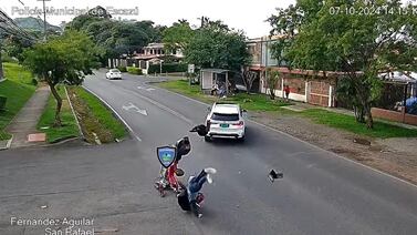 Personas que esperaban bus se convirtieron en ángeles para motociclista que sufrió terrible accidente