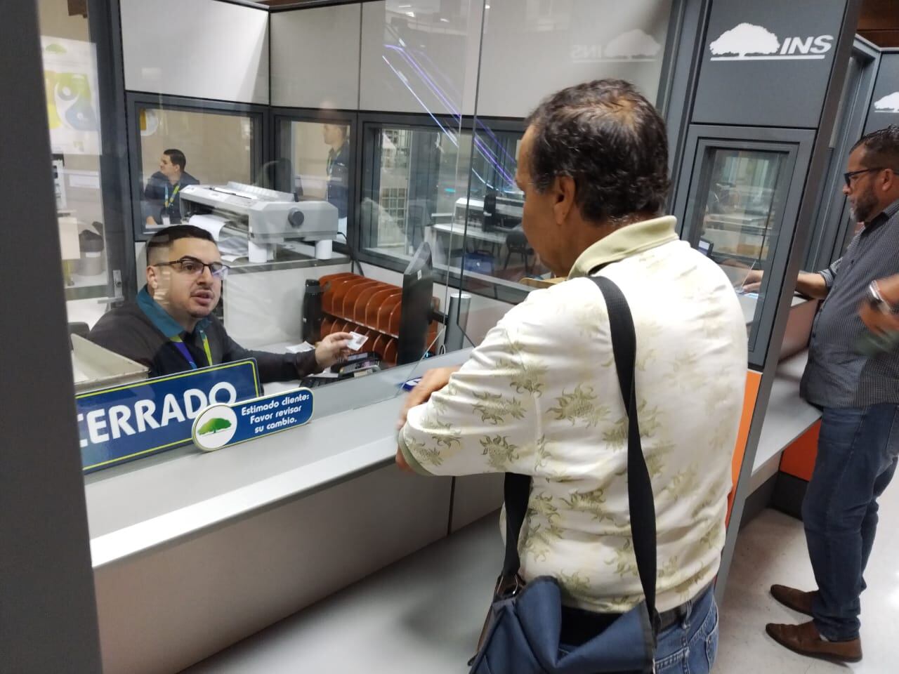 Don Óscar se levantó tempranito y tuvo la dicha de ser el primer tico en cancelar el marchamo.