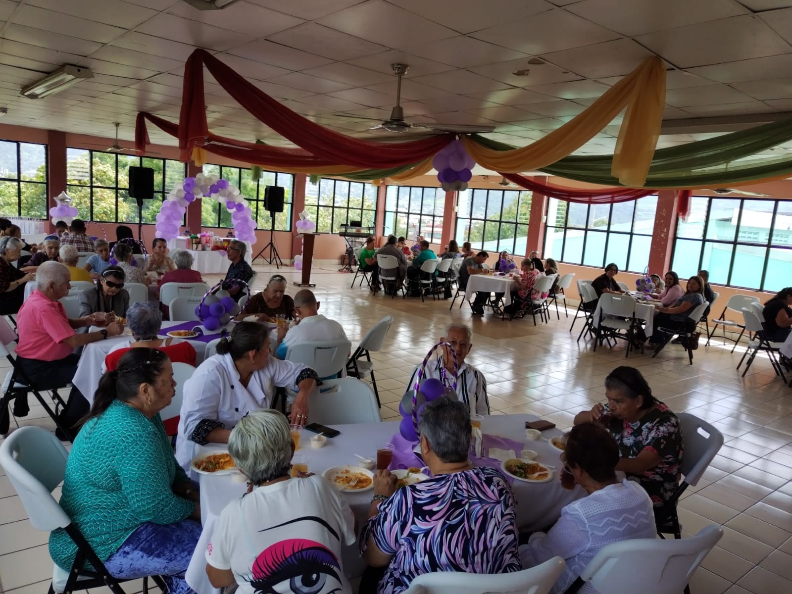El Centro Diurno de Atención al Adulto Mayor Los Años Dorados, del josefino barrio Cuba, se puso sus mejores trajes y se llenó de alegría para fesejarle a doña Susana Filomena Cruz Vanegas sus 100 añitos de edad