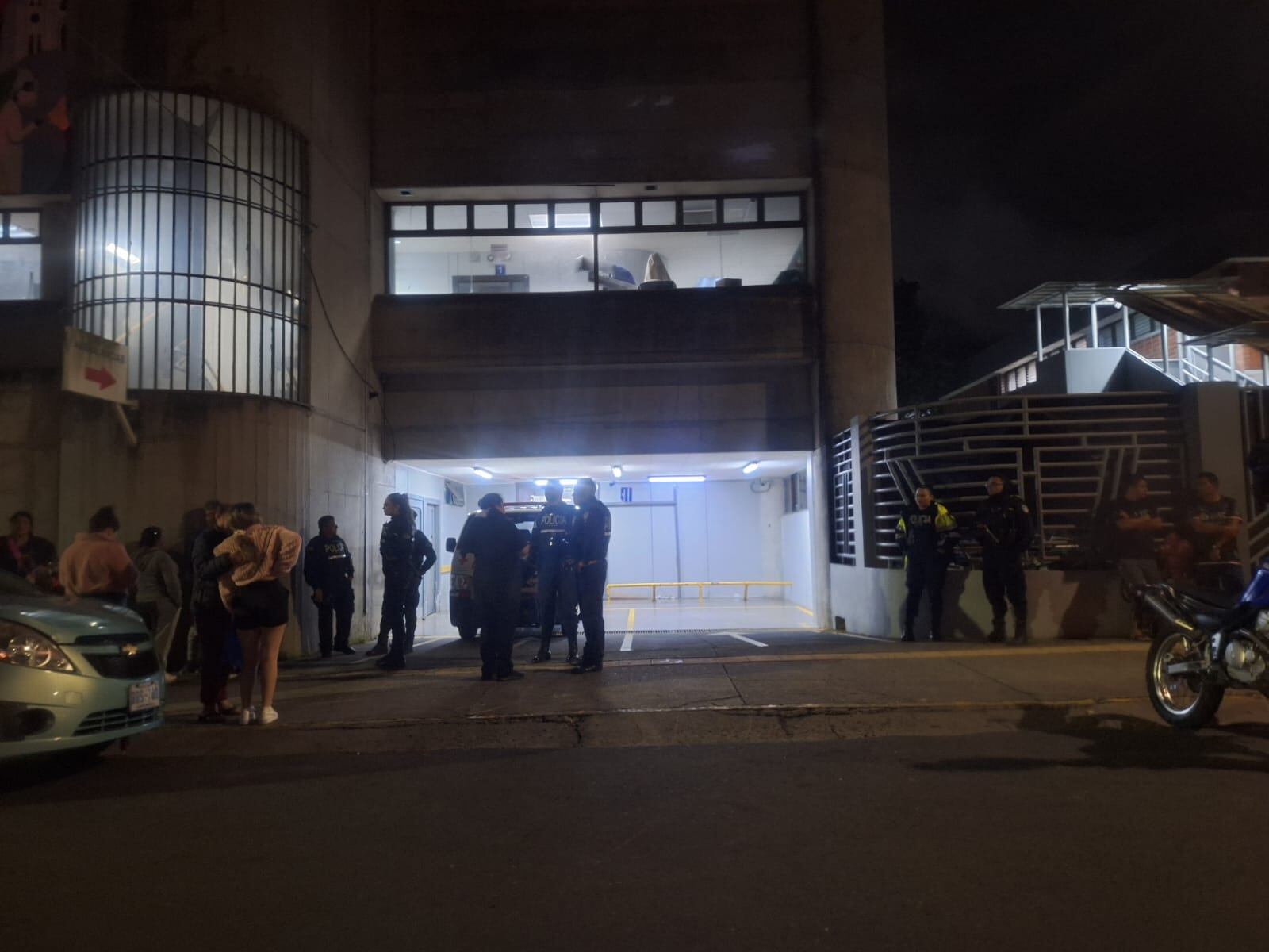 Policías custodiaron la noche del jueves el sector de ingreso a emergencias del hospital Max Peralta en Cartago luego del incidente en Proyecto Manuel de Jesús Jiménez. Fotografía: