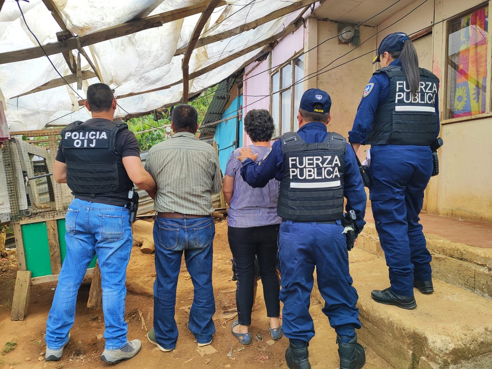 Papá fue detenido por el homicidio de su hijo de 10 años, la mamá del menor por no auxiliarlo