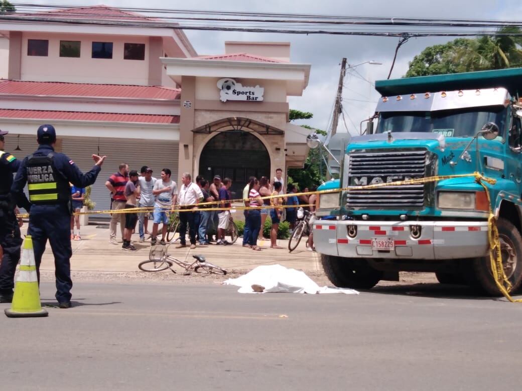 Mujer muere luego de ser arrollada por vagoneta en Santa Cruz, Guanacaste. Foto Alvaro Duarte
