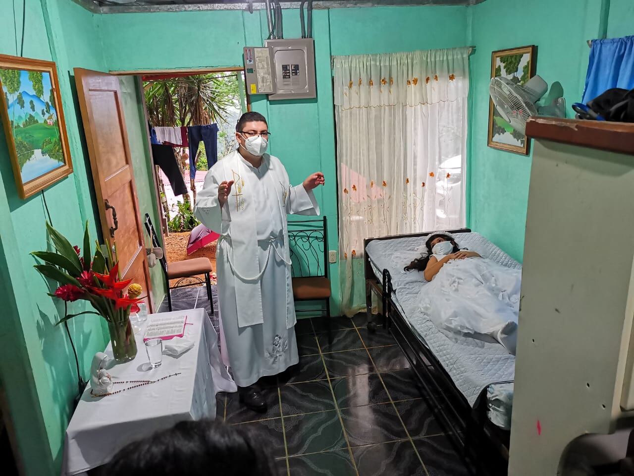 Una de las chiquitas más chirotas de Río Grande de Cristo Rey de Platanares de Pérez Zeledón, se llama Kristel Hidalgo Mora, una estudiante ejemplar que disfruta la naturaleza al máximo, pero el pasado 12 de abril, mientras la pasaba puras tejas subida en un palo de guaba, la rama en la que estaba se le rompió y al caerse se quebró la cadera y el fémur derecho