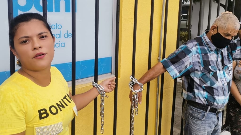 Más de nueve papás y dos abuelitos se han encadenado, en las últimas dos semanas, a los portones del edificio del Patronato Nacional de la Infancia (PANI) en barrio Luján, porque no pueden ver a sus hijos y nietos