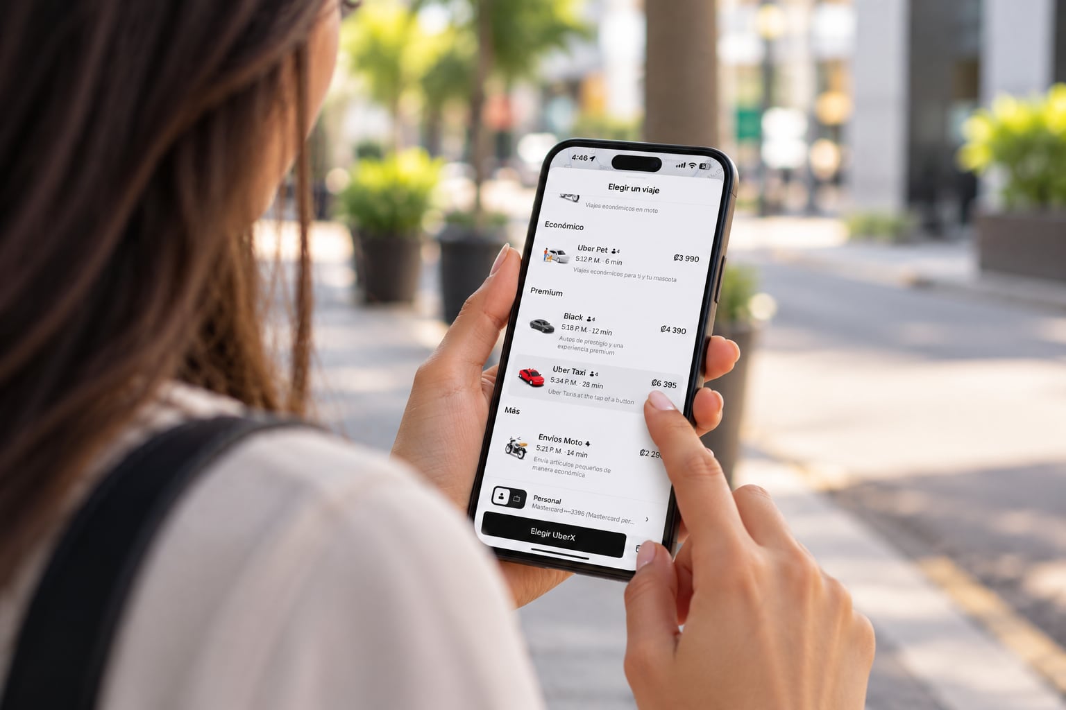 A partir de hoy, los usuarios de la app de Uber en Costa Rica podrán solicitar taxis rojos desde la plataforma con el lanzamiento de Uber Taxi, una nueva opción que integra el servicio del taxi tradicional con la tecnología y las herramientas de seguridad de Uber.