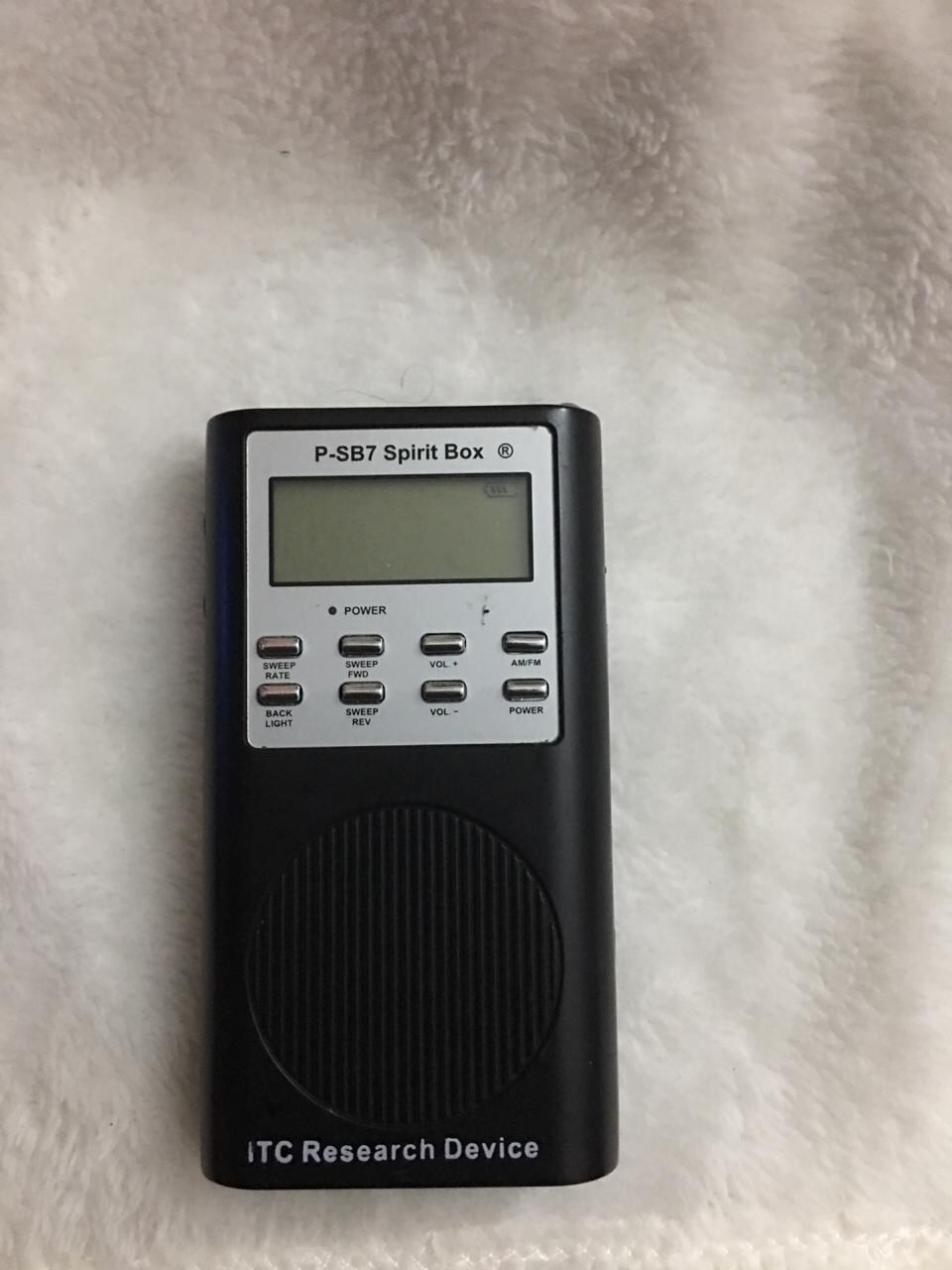 Este es un Spirit Box se utiliza para escuchar respuestas mas profundas como escuchar la voz