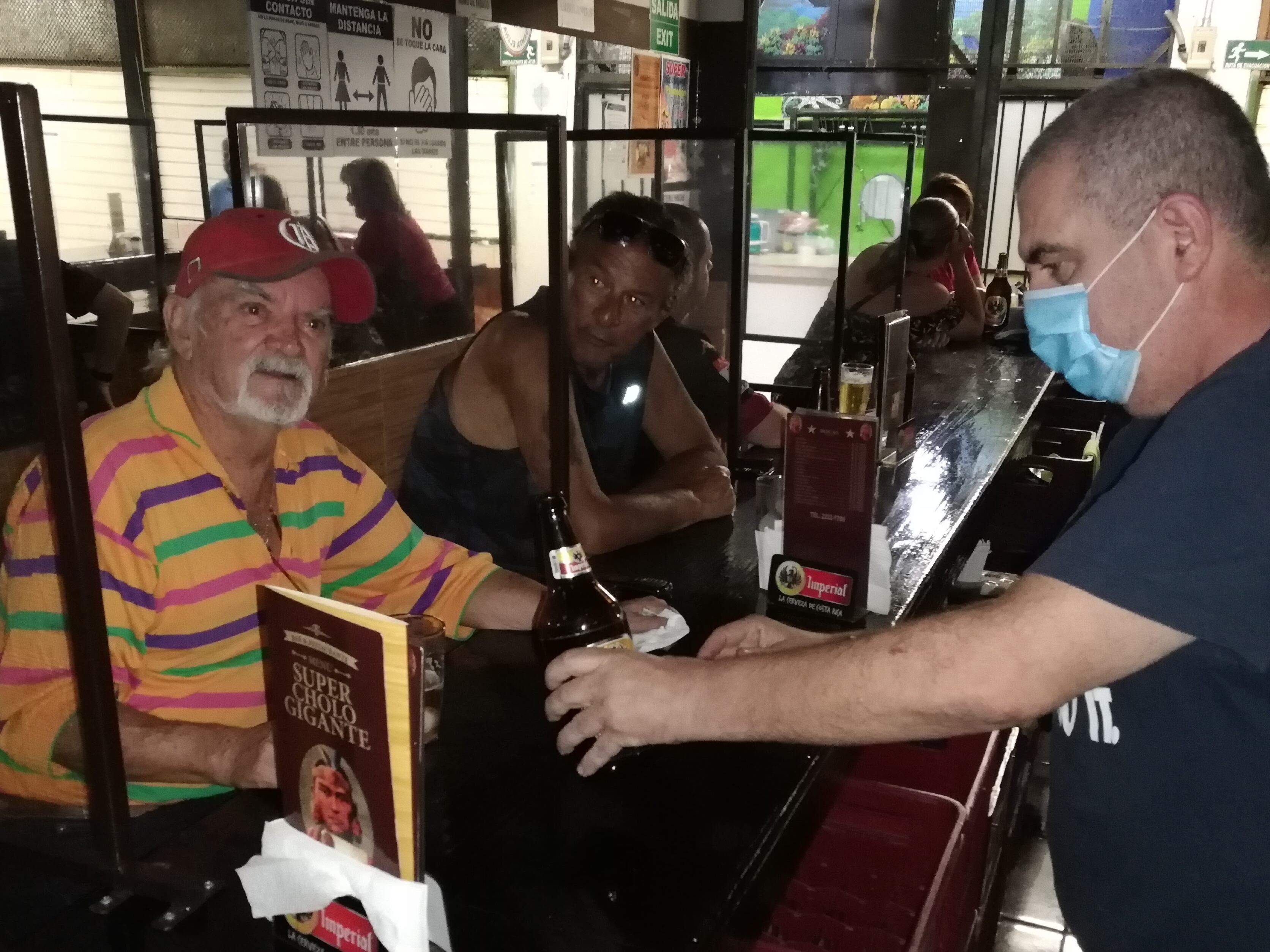 Bernardo “Nano” Chávez, el descubridor del exfutbolista Froylán Ledezma, reinaguró la barra del bar Super Cholo Gigante en el mercado de las carnes en Chepe centro. En la foto, don René Gómez, propietario del bar, le sirve una refrescante fría a Nano.