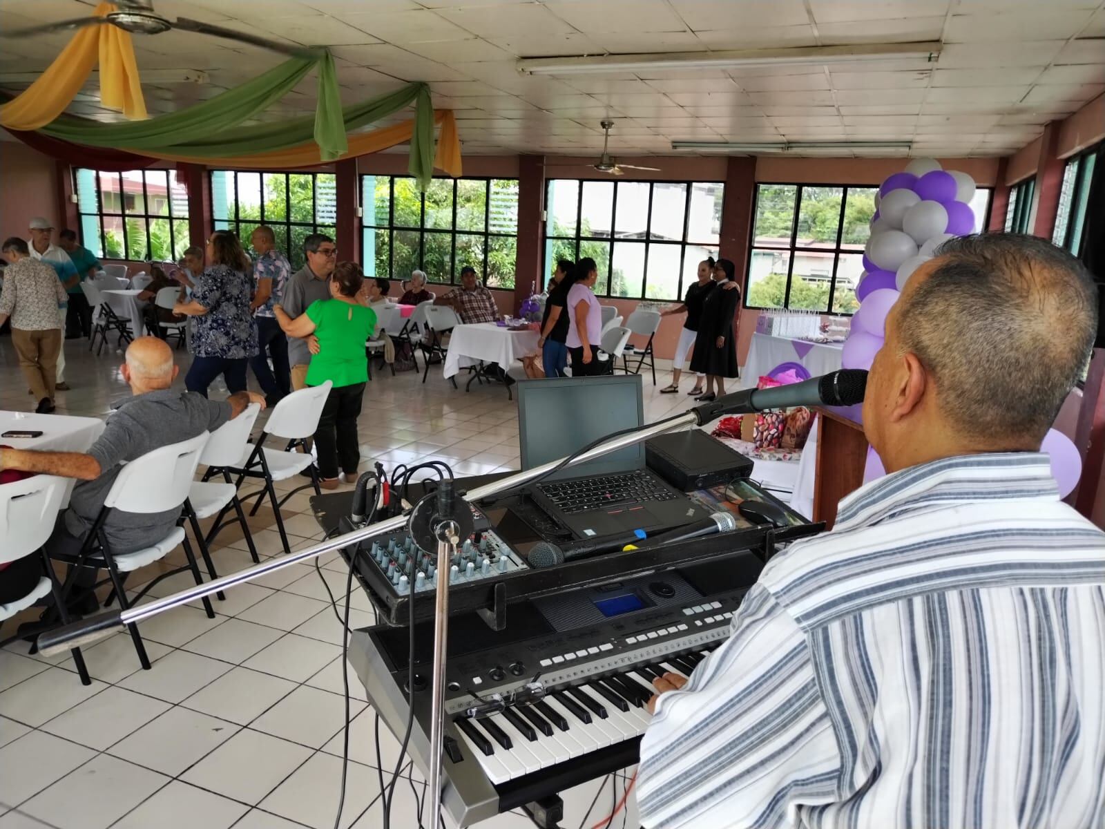 El Centro Diurno de Atención al Adulto Mayor Los Años Dorados, del josefino barrio Cuba, se puso sus mejores trajes y se llenó de alegría para fesejarle a doña Susana Filomena Cruz Vanegas sus 100 añitos de edad