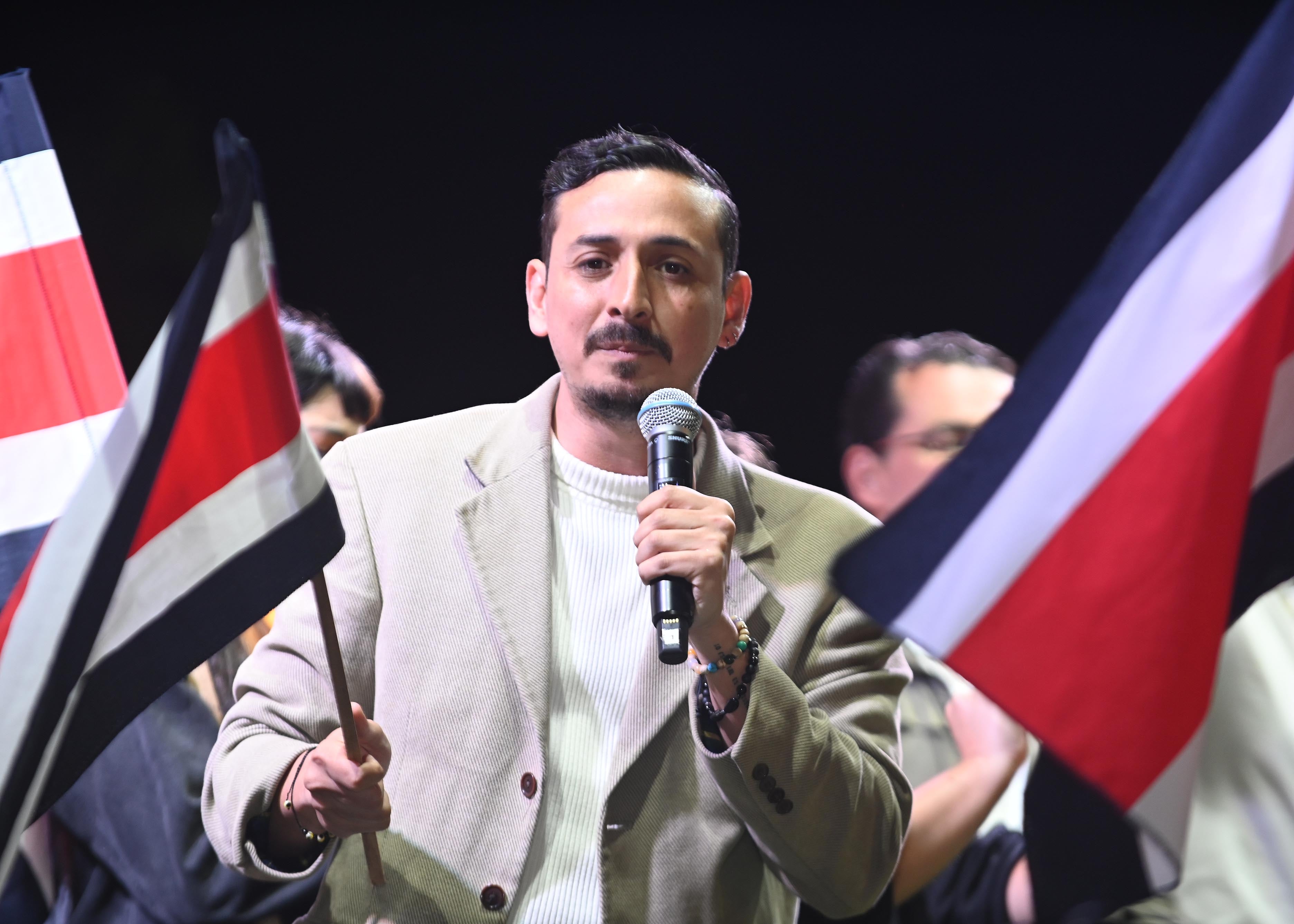 01 de febrero del 2026. San José. 20:00 hrs. El candidato del partido Frente Amplio, Ariel Robles, dió su discurso tras conocerse los resultados de la elecciones presidenciales y para diputados. Seguidores del partido apoyaron al candidato que durante el discurso tuvo momentos muy emotivos. En la foto: El candidato Robles recalcó la importancia de contar con 7 diputados que marcarán una dura oposición al gobierno de Laura Fernández. Foto: Albert Marín