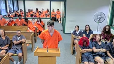 Esposado, en sandalias y con traje naranja, Julián Valverde supo que será detenido por ICE