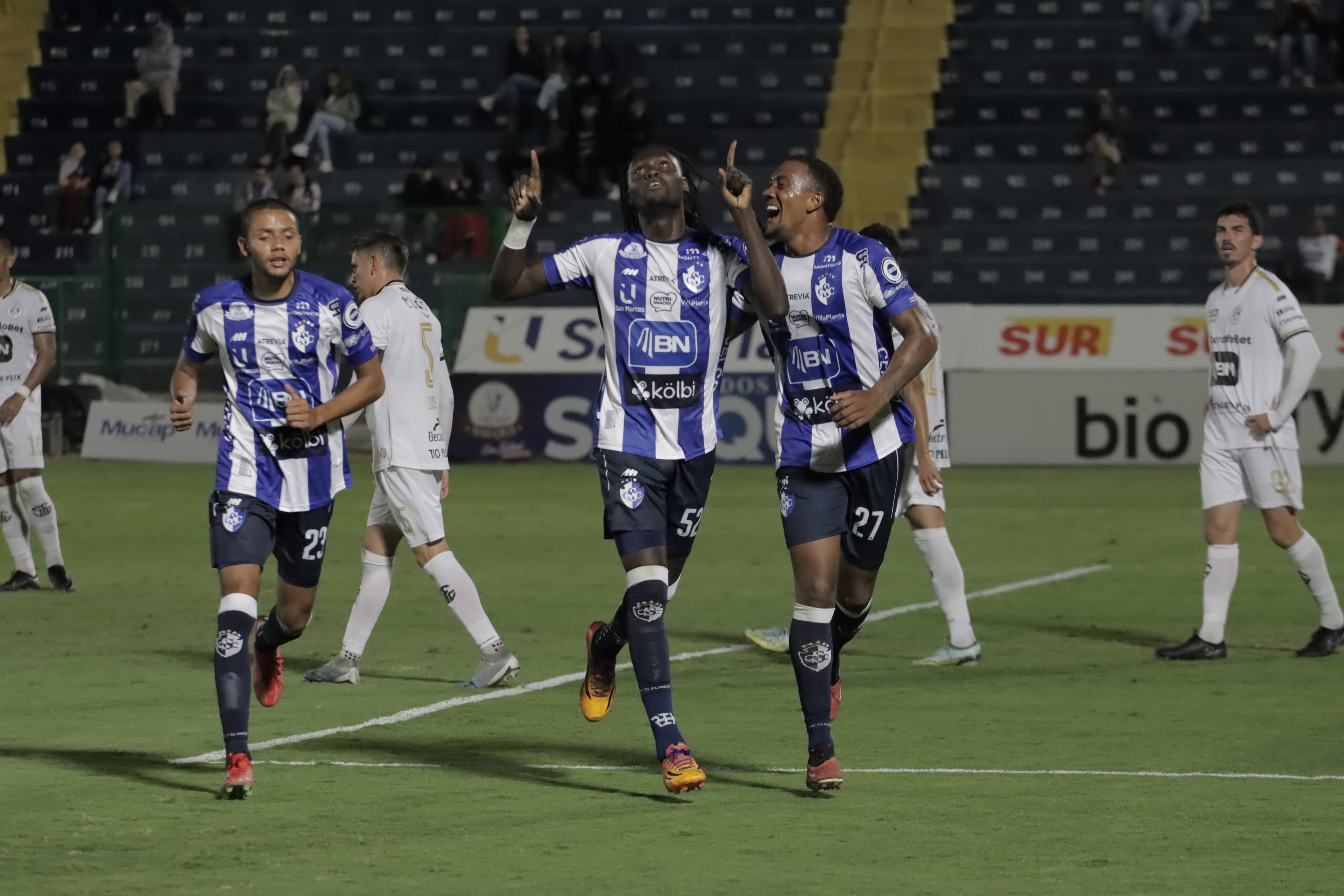 Aubrey David (centro) festejó su gol con sus compañeros del Cartaginés, tras el duelo de la fecha 21 ante Sporting FC.