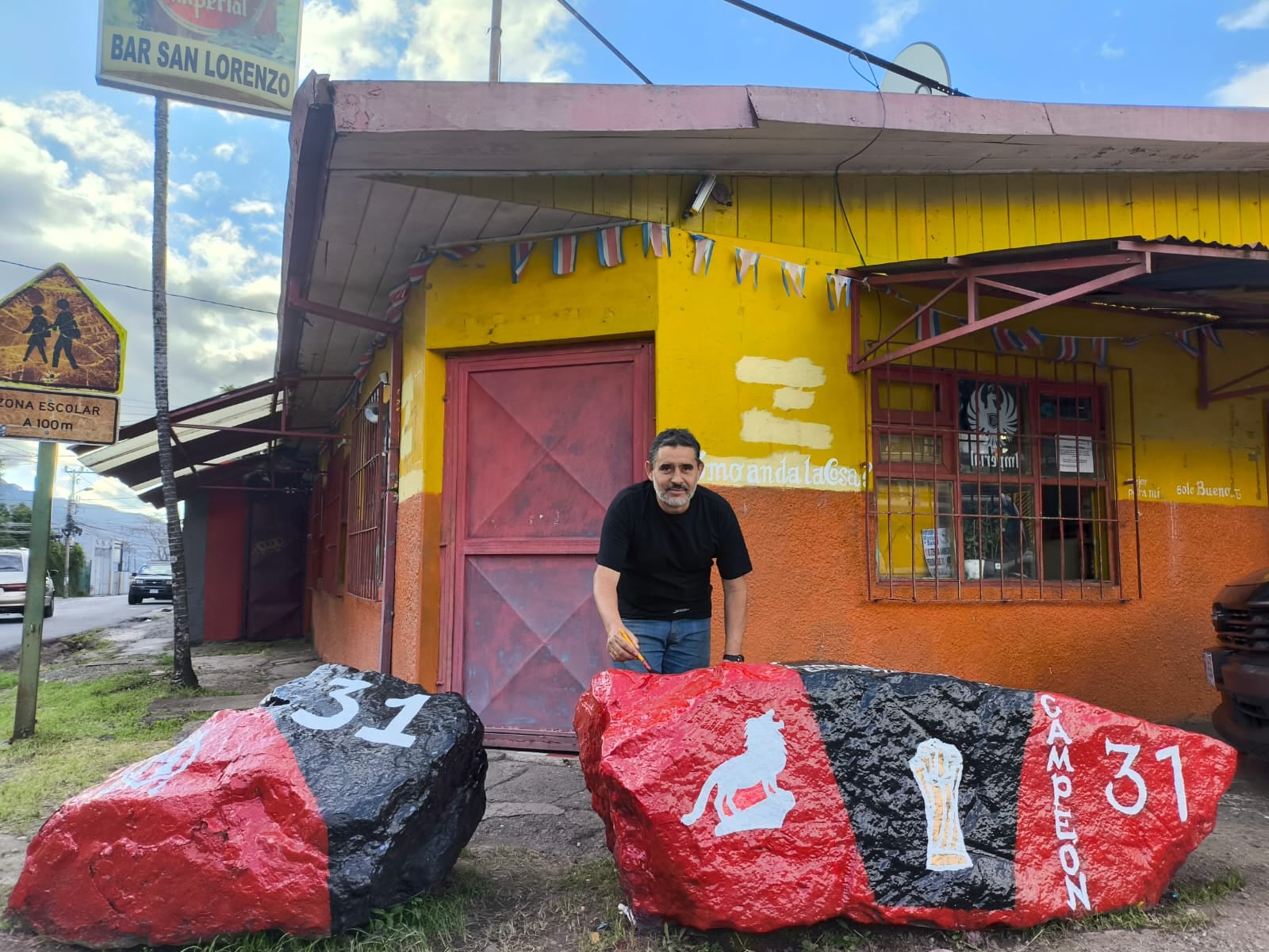 David León, dueño del Bar San Lorenzo, en Desamparados.