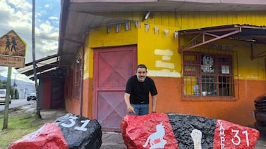 “El tarro de pintura negra estaba muy guardado”: El curioso relato del dueño de la piedra del bar San Lorenzo