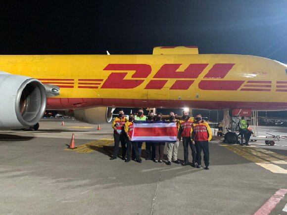 Los trabajadores ticos de la empresa internacional de transporte de carga, DHL, aseguran que cada cargamento de las vacunas contra el covid-19 que reciben lo celebran mucho porque entienden que es vida y salud lo que reciben
