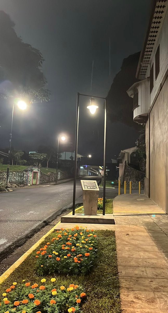 A eso de las 6 y 15 de la tarde del sábado 9 de agosto de 1884 los ticos vimos por primera vez en la historia, encenderse 25 bombillas eléctricas del servicio de alumbrado público de San José.