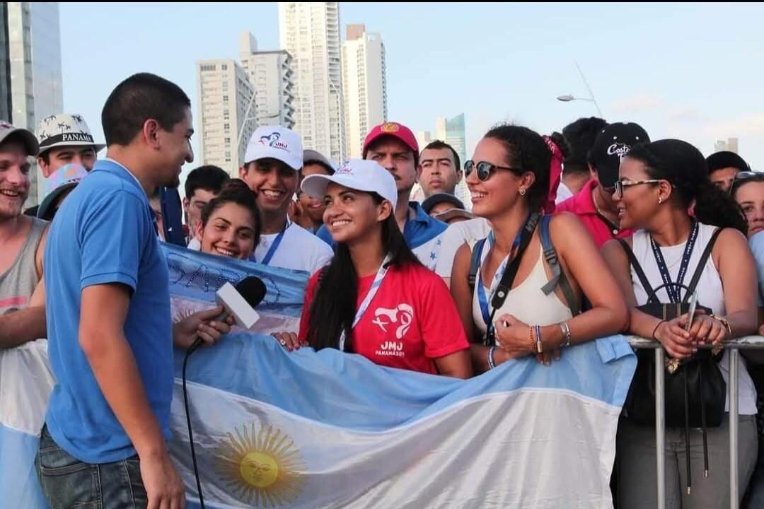 Andrés Ramírez, periodista de Noticias Repretel, en su cobertura de la visita del papa Francisco a Panamá en el 2019.