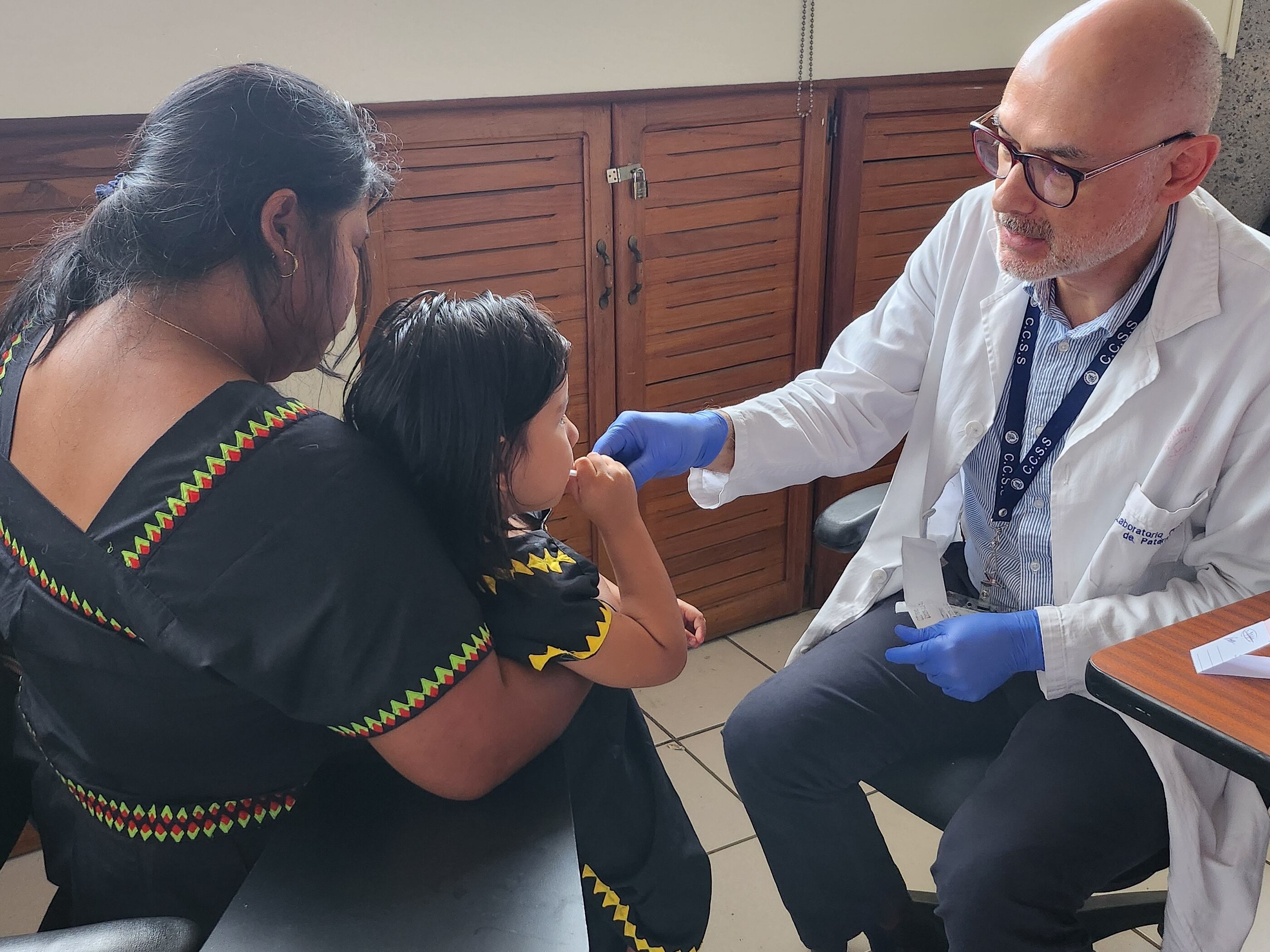 funcionarios del Laboratorio de Genética Humana Molecular de la CCSS)y de la Unidad de Paternidad Responsable del TSE, realizaron una gira a la zona sur.