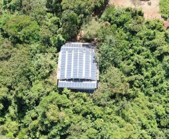 Más de 120 paneles servían para abastecer el laboratorio hidropónico de marihuana. Foto: