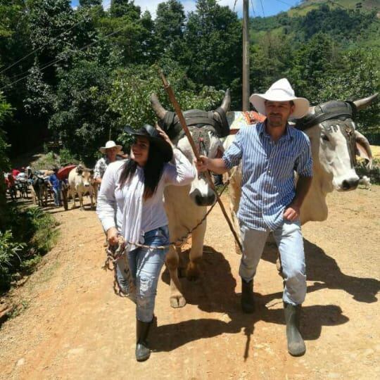 San Rafael de Platanares de Pérez Zeledón es un hermoso pueblito en el cual casi todas las casas tienen bueyes, carreta y trapiche, por eso a la hora pico, cuando se saca el café a media mañana, la presa es de carretas con bueyes. En la foto don Domingo Navarro, gran boyero que falleció hace cuatro meses. En la foto doña Francela Jiménez Fernandez y su esposo Jeicer Navarro Cruz