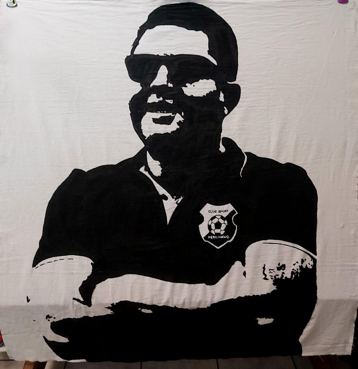 Floribeth Hernández, hace las mantas del centenario del Herediano