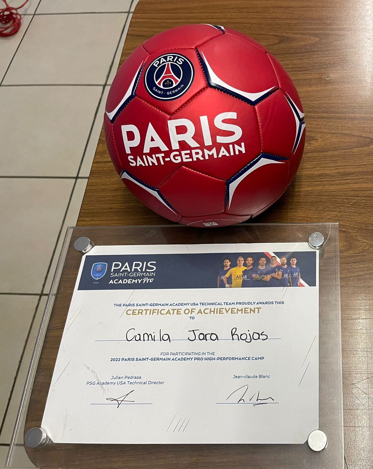 A Camila le dieron un certificado de participación, en donde aparece la imagen de Keylor Navas. Cortesía.