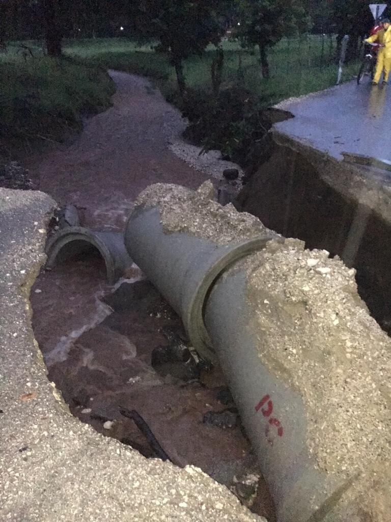 Aguaceros provocan daños en carretera que comunica Cóbano con Paquera. Foto Andrés Garita